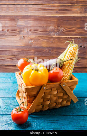 Foto del cesto in legno con verdure di autunno Foto Stock