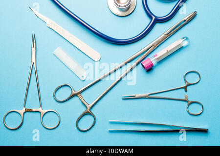 Strumenti medico sulla superficie blu. Foto Stock