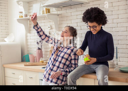 Positivo degli adolescenti di piacere trascorrere i fine settimana a casa Foto Stock