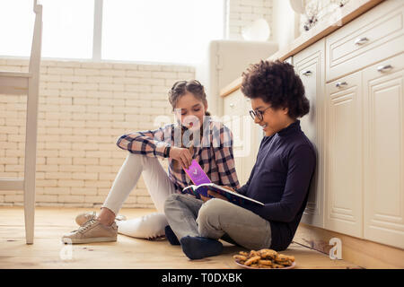 Adolescente bello trascorrere weekend a casa con piacere Foto Stock