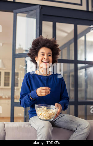 Bel ragazzo internazionale godendo le vacanze a casa Foto Stock