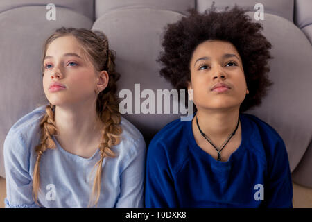 Close up di adolescenti che essendo nel profondo di pensieri Foto Stock