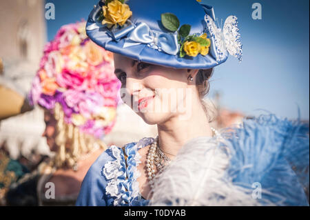 Donna mascherata durante il carnevale veneziano in un'immagine b/W. Foto Stock