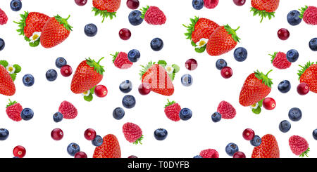 Modello senza giunture di bacche volanti isolati su sfondo bianco con percorso di clipping, diverse la caduta di frutti di bosco frutti Foto Stock