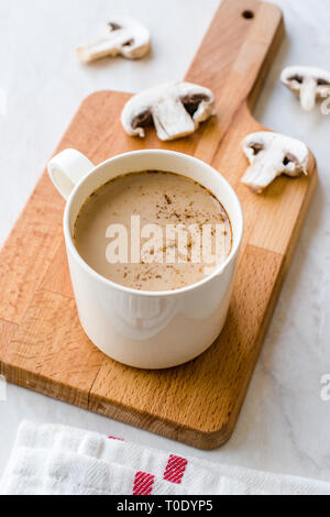 Latte macchiato di funghi caffè con latte e caffè espresso sulla tavola di legno pronta da bere. Bevanda calda Foto Stock