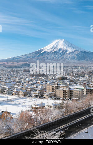 Mt. Fuji oltre a una città di provincia nella neve Foto Stock