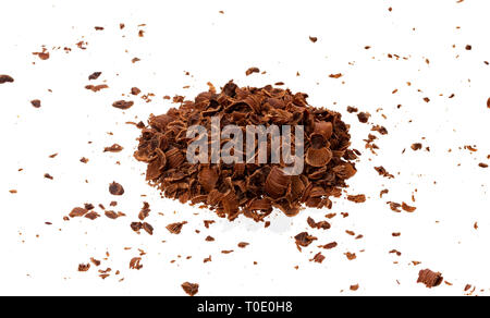 Il cioccolato grattugiato. Pila di massa di cioccolato isolato su sfondo bianco, primo piano Foto Stock