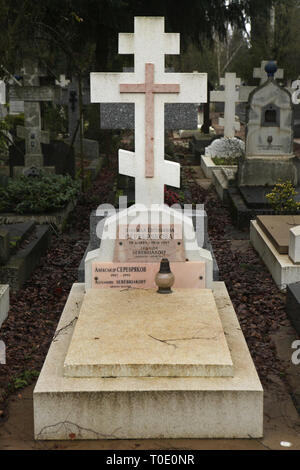 Tomba del pittore russo Zinaida Serebriakova (1884-1967) presso il Cimitero di russo in Sainte-Geneviève-des-Bois (Cimetière russe de Sainte-Geneviève-des-Bois) vicino a Parigi, Francia. Suo figlio Alexandre Serebriakoff (1907-1995) che è stato anche un pittore è qui sepolto troppo. Foto Stock