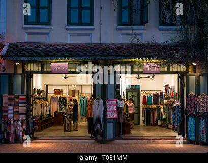 Negozio di abbigliamento donna chiamato Violet che vende abiti, scialli e gioielli aperti di notte offrendo la vendita fino al 70% di sconto, Luang Prabang, Laos, se Asia Foto Stock