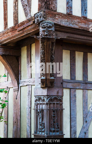 Troyes (Great-East, Grand Est, a nord-est della Francia): dettagli di una tradizionale casa con struttura in legno facciata con sculture in legno e fascio corbel Foto Stock