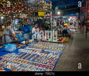 Souvenir turistici per la vendita al mercato notturno con stalla, titolari di Luang Prabang, Laos, SE Asia Foto Stock