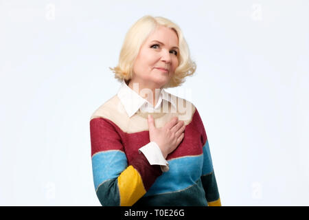 Piuttosto alti donna che indossa un maglione colorato viene toccato con il complimento Foto Stock