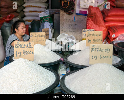 Benne di varietà di riso per la vendita al mercato in stallo, Phosy giorno di mercato, Luang Prabang, Laos, SE Asia Foto Stock