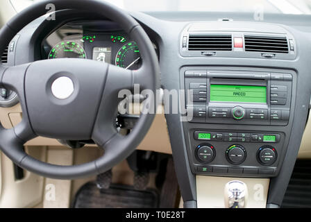 Auto moderna cruscotto, volante, il sistema radio e quadro di comando della climatizzazione Foto Stock