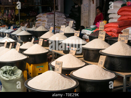 Benne di varietà di riso per la vendita al mercato in stallo, Phosy giorno di mercato, Luang Prabang, Laos, SE Asia Foto Stock