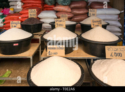 Benne di varietà di riso per la vendita al mercato in stallo, Phosy giorno di mercato, Luang Prabang, Laos, SE Asia Foto Stock