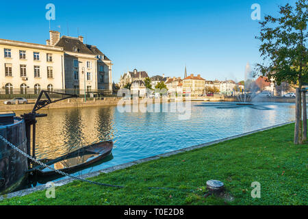 Troyes (Francia nord-orientale): stagno e getti d'acqua sulla parte anteriore della prefettura con la Basilica di Sant'Urbano di Troyes ("Saint-Urbain Basilique de T Foto Stock