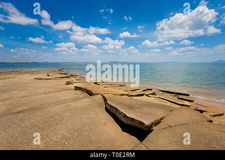 Splendida vista su Susan Hoi Shell il cimitero di fossili nella regione di Krabi, Thailandia. Paesaggio scattate vicino a Ao Nang con cielo blu e giallo sabbia. Foto Stock