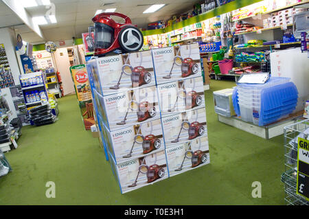 Scatole di depressioni in vendita in Robert Dyas. Foto Stock