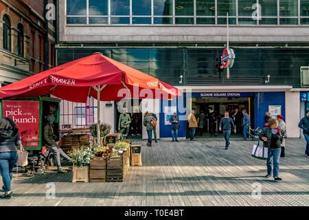Una bancarella di fiori fuori dalla stazione della metropolitana di Sloane Square sulla District Line e Circle Line della metropolitana di Londra, Londra, Regno Unito Foto Stock