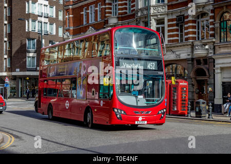 Un autobus rosso London a due piani numero 452 che fa la strada per Sloane Square sulla strada per Vauxhall, Londra, Regno Unito Foto Stock