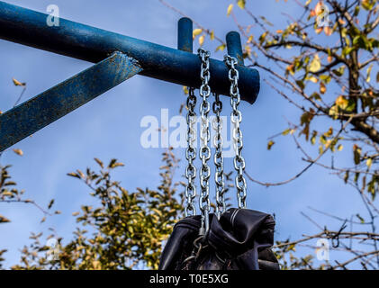 Catena di metallo per la sospensione del carico. Catena di metallo per la sospensione del carico. Foto Stock