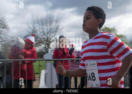 Domenica 17 marzo clapham common london . uk , 9,30pm , il 7° wheres wally carità fun run , Foto Stock