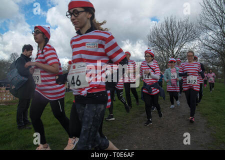 Domenica 17 marzo clapham common london . uk , 9,30pm , il 7° wheres wally carità fun run , Foto Stock