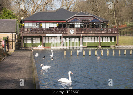 Il Lakeside Café e il boathouse in Roundhay Park, Leeds, West Yorkshire, Inghilterra, Regno Unito Foto Stock