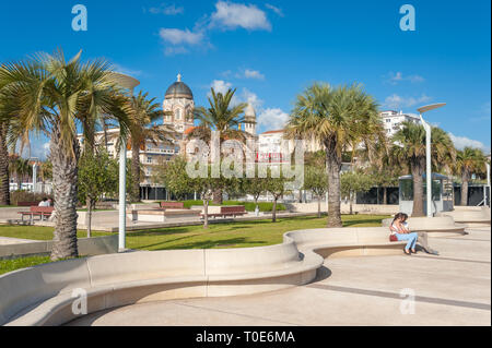 Parco Jardin Bonaparte, sullo sfondo la Basilica di Notre Dame di Victoire, Saint-Raphael, Var, Provence-Alpes-Côte d'Azur, in Francia, in Europa Foto Stock