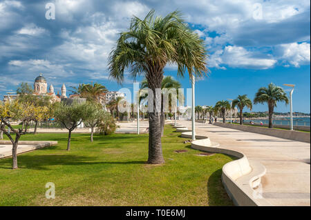 Parco Jardin Bonaparte, sullo sfondo la Basilica di Notre Dame di Victoire, Saint-Raphael, Var, Provence-Alpes-Côte d'Azur, in Francia, in Europa Foto Stock