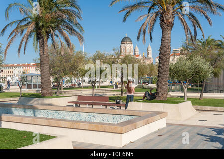 Parco Jardin Bonaparte, sullo sfondo la Basilica di Notre Dame di Victoire, Saint-Raphael, Var, Provence-Alpes-Côte d'Azur, in Francia, in Europa Foto Stock