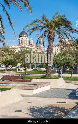 Parco Jardin Bonaparte, sullo sfondo la Basilica di Notre Dame di Victoire, Saint-Raphael, Var, Provence-Alpes-Côte d'Azur, in Francia, in Europa Foto Stock