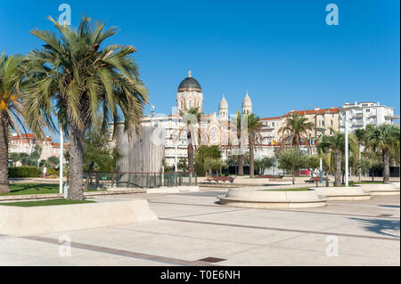 Parco Jardin Bonaparte, sullo sfondo la Basilica di Notre Dame di Victoire, Saint-Raphael, Var, Provence-Alpes-Côte d'Azur, in Francia, in Europa Foto Stock