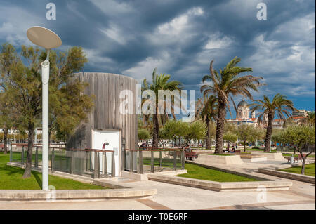 Parco Jardin Bonaparte, sullo sfondo la Basilica di Notre Dame di Victoire, Saint-Raphael, Var, Provence-Alpes-Côte d'Azur, in Francia, in Europa Foto Stock