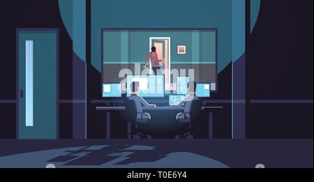 Due agenti guardando i monitor dietro il vetro ladro criminale in maschera con il mazzetto di chiavi di scheletro di entrare in casa dark ufficio sorveglianza interna Illustrazione Vettoriale