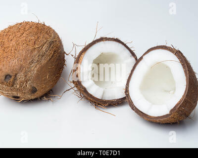 Noci di cocco isolato su uno sfondo bianco, intera e mezza noce di cocco Foto Stock