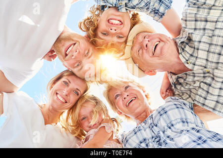 Felice grande famiglia con bambini ride in estate presso la fotocamera Foto Stock