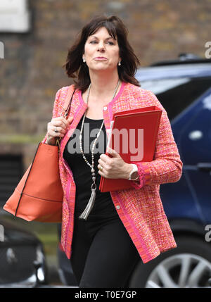 Il Ministro per l'energia e pulire la crescita Claire Perry arriva a Downing Street, Londra, per una riunione del gabinetto. Foto Stock