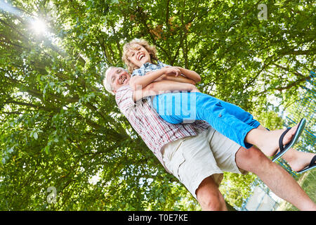 Nonno e nipote divertirsi nel parco in estate e giocare insieme Foto Stock