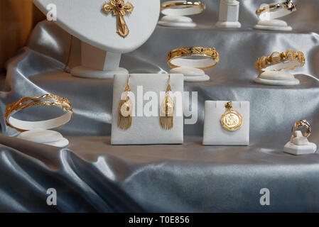 Gioielli anelli con diamanti e collane mostrano in luxury retail store window display vetrina Foto Stock