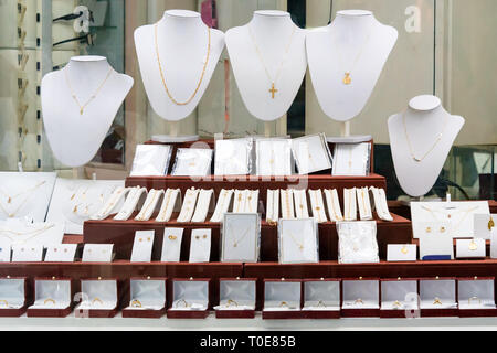 Gioielli anelli con diamanti e collane mostrano in luxury retail store window display vetrina Foto Stock