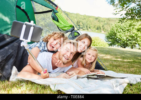 Happy Family Camping in tenda prende un selfie foto con lo smartphone Foto Stock