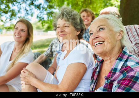 Felice famiglia estesa con i nonni e nipote insieme in estate nel parco Foto Stock