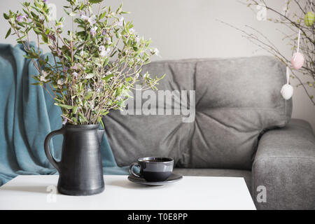 Mattina caffè nero nella primavera interiore. Pasqua partito pianificazione. Foto Stock