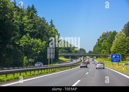 Germania. Giorno d'estate. Il traffico automobilistico su una autostrada suburbana Foto Stock