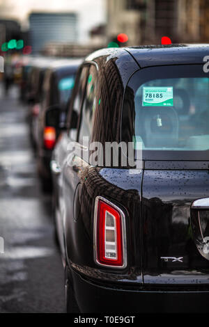 Londra Taxi Coda - London Taxi coda nella Westminster nel centro di Londra London Black Cabs. Foto Stock