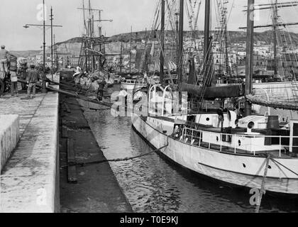 L'Italia, sicilia, Porto Empedocle, lo scarico del lavoro dei minatori, 1920-30 Foto Stock