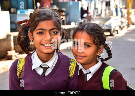 Indiano sorridente studentesse in uniforme scolastica, Bundi, Rajasthan, India Foto Stock