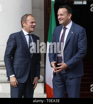 Taoiseach Leo Varadkar (destra) saluta il Consiglio europeo il presidente Donald Tusk presso gli edifici del governo di Dublino per colloqui in vista del vertice del Consiglio europeo più avanti nel corso della settimana. Foto Stock